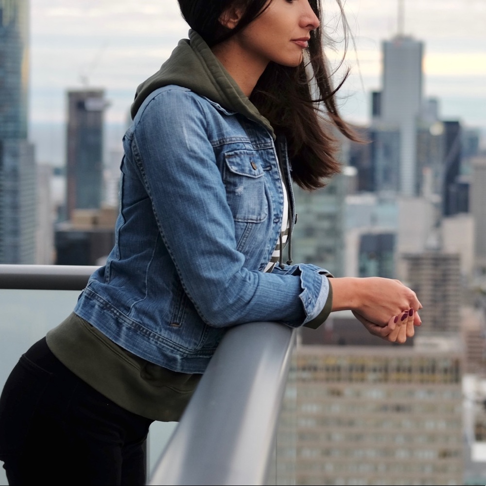Tommy Hilfiger women’s jean jacket with pockets and ripped details